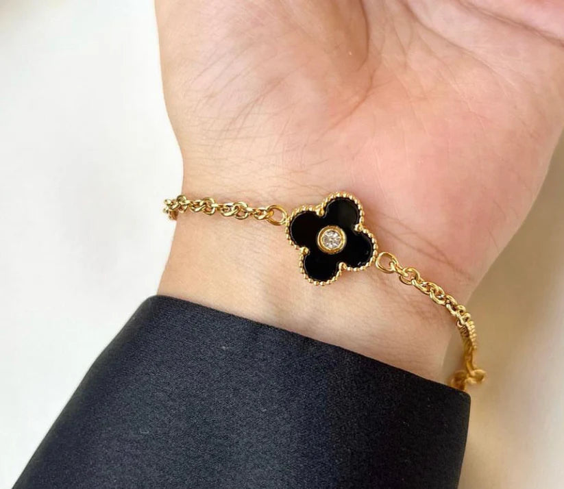 Black Van Cleef Bracelet With Golden One Carat Chain